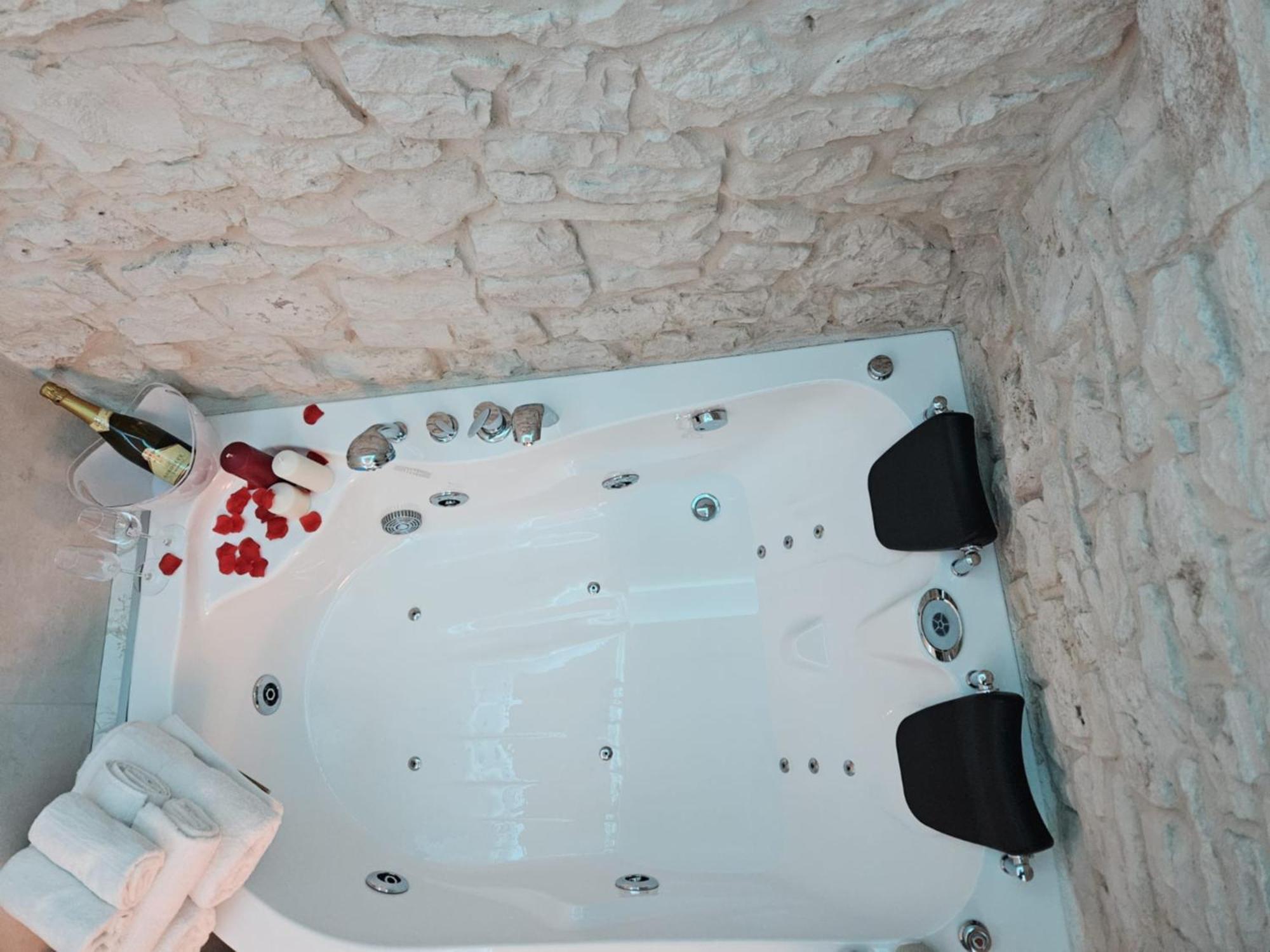 Luxuite Spa Con Piscina E Jacuzzi Alberobello Exterior foto