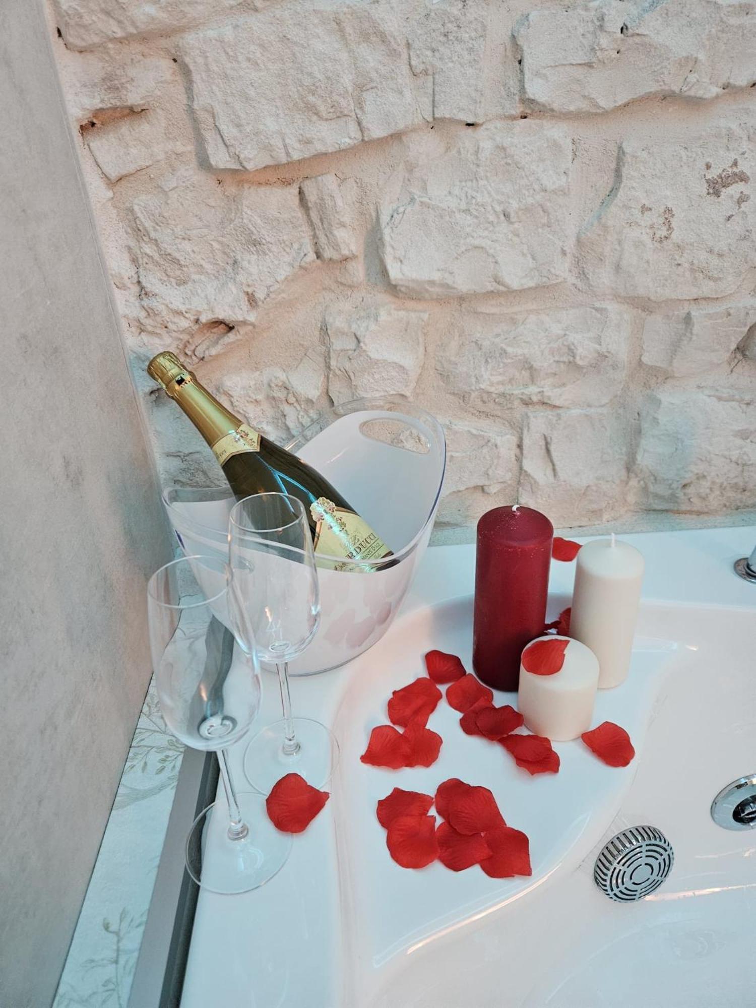 Luxuite Spa Con Piscina E Jacuzzi Alberobello Exterior foto